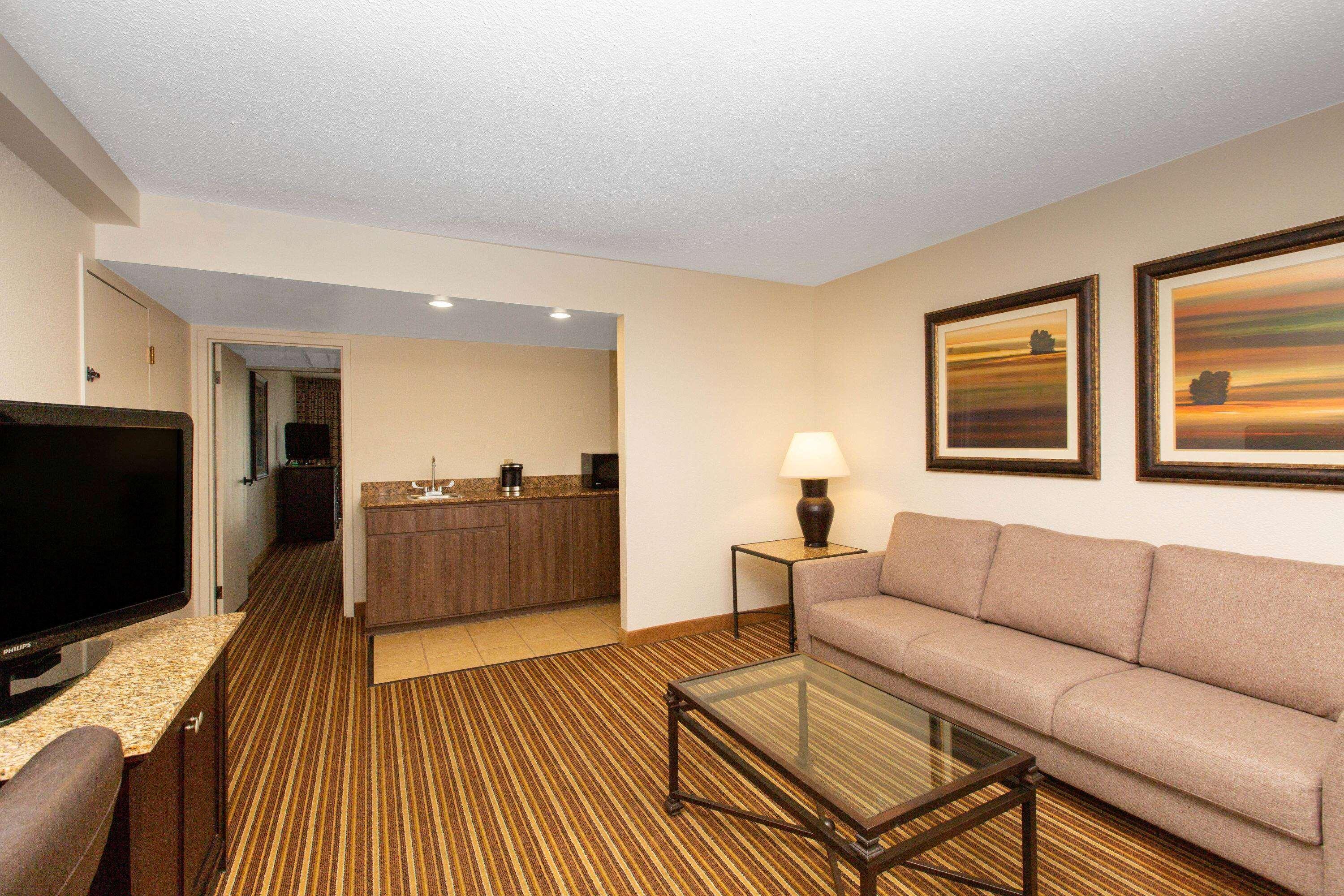 Aksarben Suites Trademark Collection By Wyndham Omaha Exterior photo