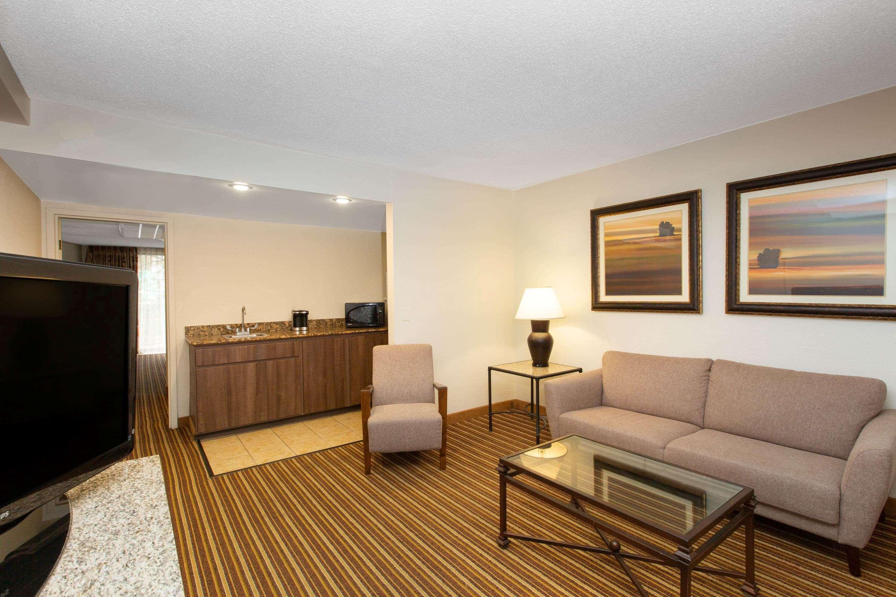 Aksarben Suites Trademark Collection By Wyndham Omaha Exterior photo
